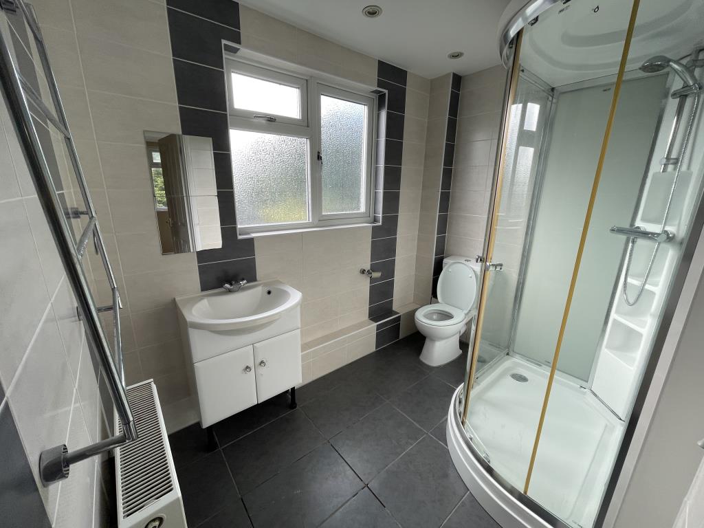 Lot: 37 - DETACHED PROPERTY WITH DETACHED DOUBLE GARAGE AND DETACHED ANNEXE - Inside image of first floor shower room